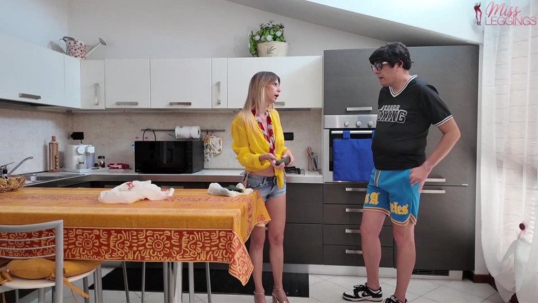 MissLeggings: Nadšená macecha zklamaná velikostí okurky si potěší nevlastním tvrdým penisem