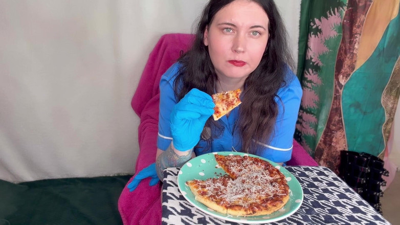 MissFFW: Enfermeira Ffw comendo depois de um longo dia