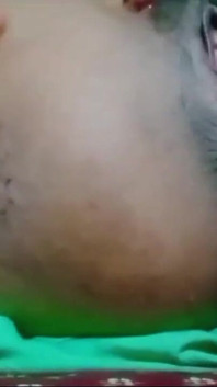 Desi Indisch meisje s paste olie in haar poesje en haalde het water uit haar poesje van woede