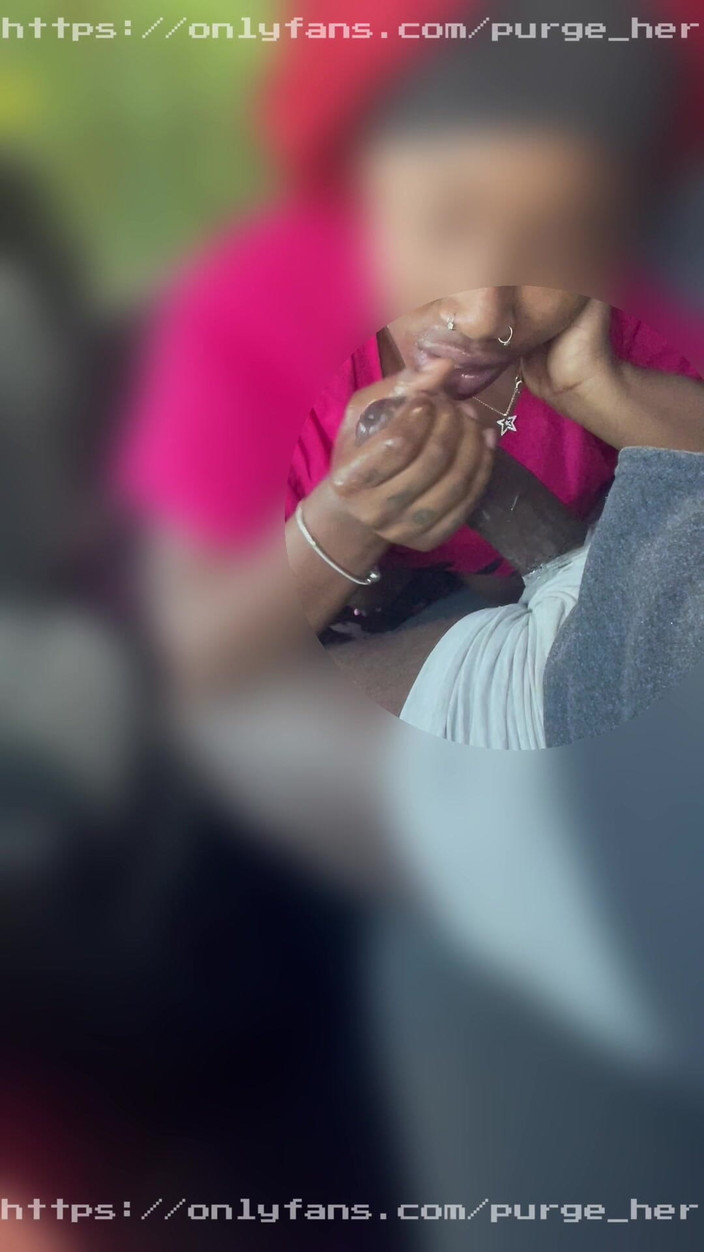 Purge_her: Une Jolie Fille À Grosses Lèvres À Gros Nichons Suce Une Bite...