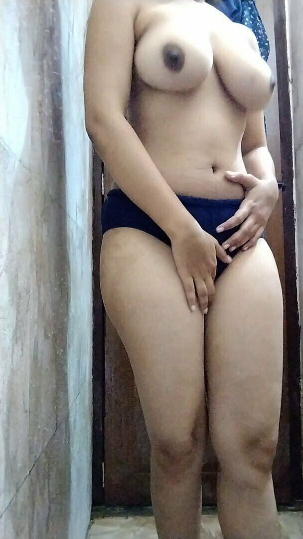 Riyathakur: Гаряча тамільська тітонька вперше чистить пизду і знімає відео