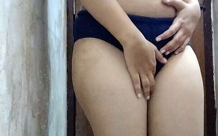 Riya Thakur: Sexy tamilská tetička poprvé čistí kundičku a natáčí video