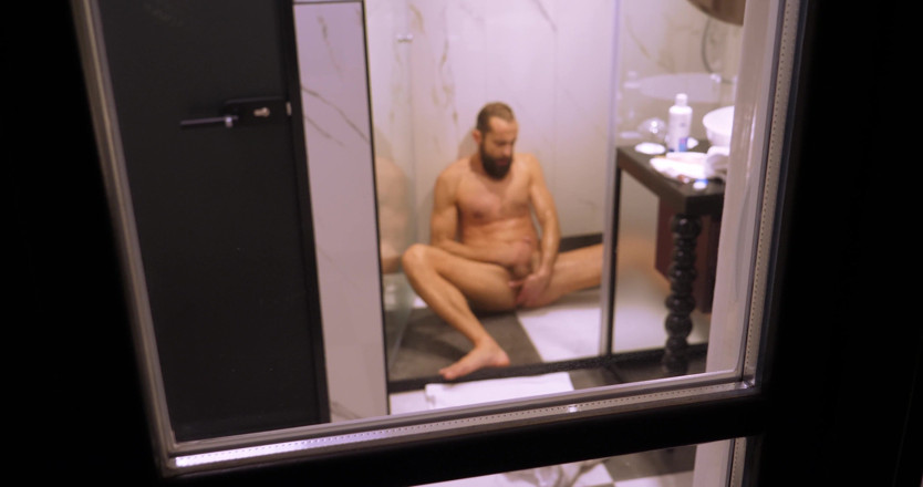 Jerking studs: Facet pod prysznicem