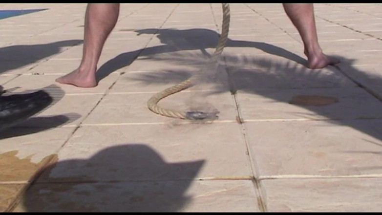Muschi movie official: Une ado se fait baiser au bord de la piscine...