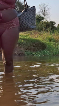 Sex pe insulă în deșert în mijlocul oceanului fute în fața mulțimii