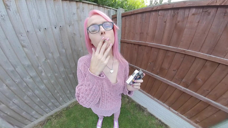 VR smokers HD-2D Videos Only: Chloe Toy - merokok di tamannya