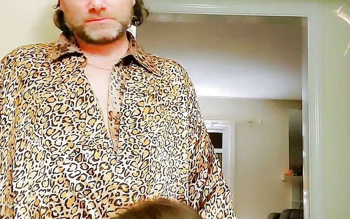 Satin fetish hardcore Milf collection: Une MILF en blouse en satin doré suce et baise