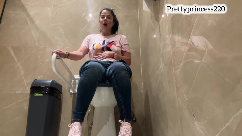 Panfil corina: Scoreggiare sul bagno pubblico