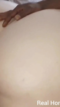 Velký černý pták Zezadu Bušení stříkání