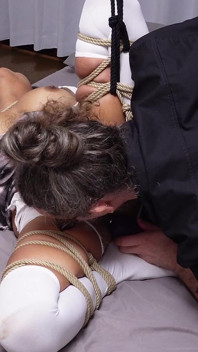 Bonita asiática universitária em bondage - plug anal e varinha mágica