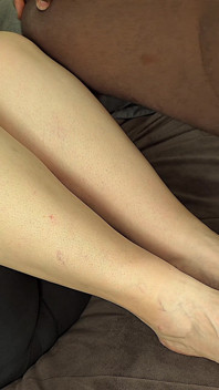 Fetiche de pies - mujer de culo grande y gorda y jugosa que obtiene sus pies cubiertos con cargas de semen de hombre negro