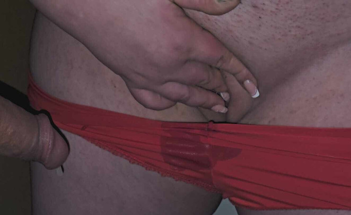 Twittiy: Супер крупным планом: член трет клитор. Сперма на киске. Используйте сперму как смазку. Женский оргазм. Красные трусики.