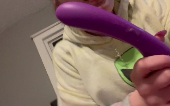 HarleyQ: Adolescenta își provoacă orgasm cu un vibrator