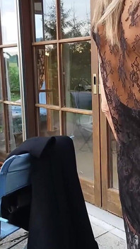 Femme Mature Se Montre Dehors Dans Un Body En Dentelle!