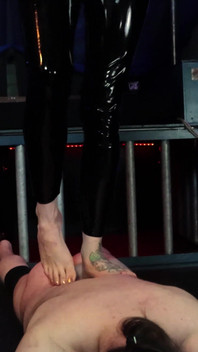 큰 부츠와 땀에 젖은 발 짓밟기