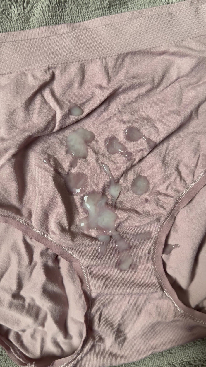 CumDaily: Sperma op het slipje van de vrouw 8