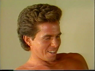 MILF Station: 金持ちの男が彼の船に乗って彼の女友達を招待する