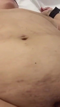 Gefesselt, muschi mit verbundenen augen mit sexpeitsche gestopft, stöhnende squirting-orgasmen