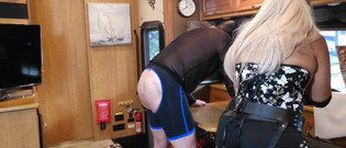 Blondies Pegging Center: Blondie Lo Clava Delante De La Gente En Un Campamento