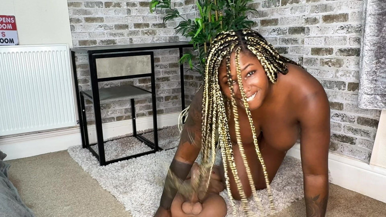 Xeinna Rose: Lagi asik muasin memekku sama mainan seks favoritku ~ solo ebony