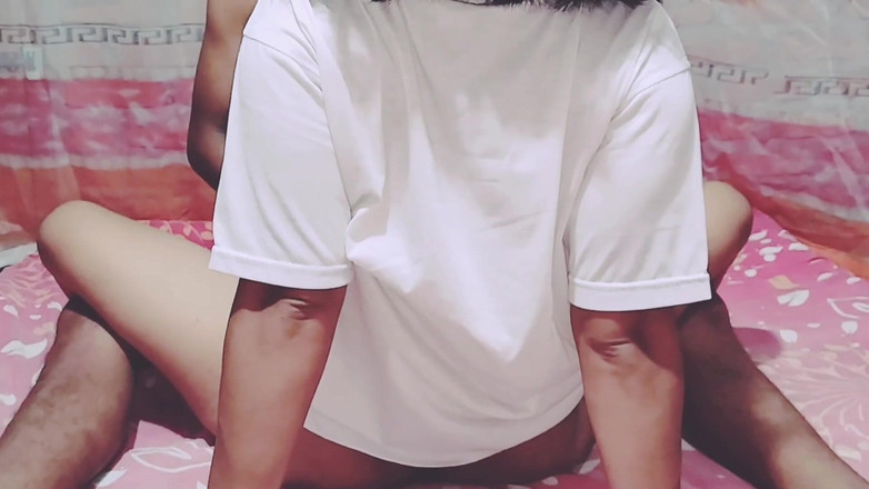 Pasutri indo: Beberapa kekasih sedang berseronok berkongkek di rumah sewa mereka selepas...