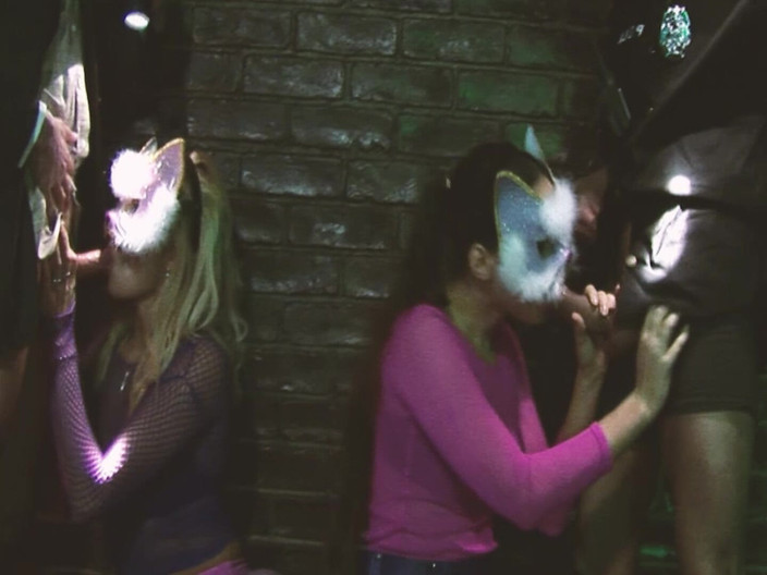 The Window of Sex: Scéna 3 nadržená koťátka ve spodním prádle šukají společně v uličce