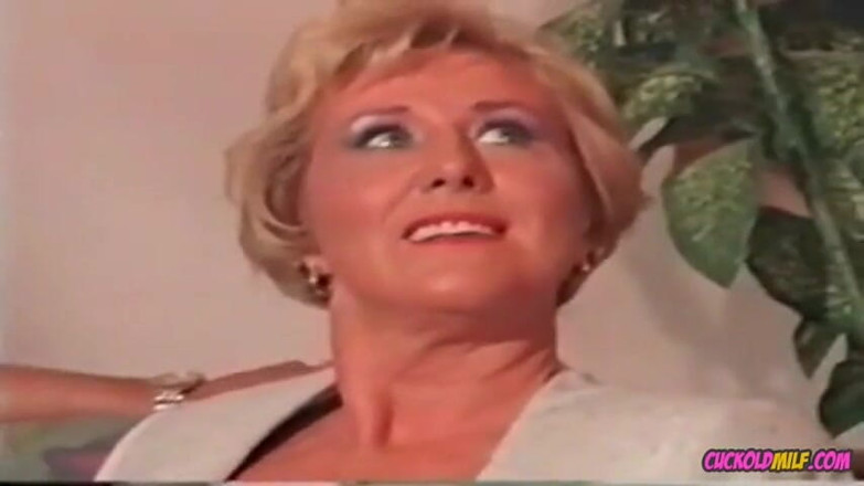 Cuckold MILF: Aldatılan orta yaşlı seksi kadın - sarkık memeli nine yaşlı kocasını...