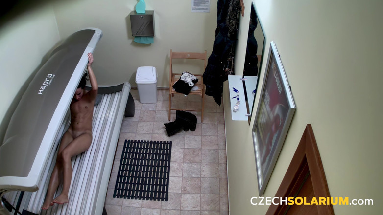 Czech Solarium: Czech Solarium 22: Brunetka z małymi cyckami wystawia pokaz przed kamerą