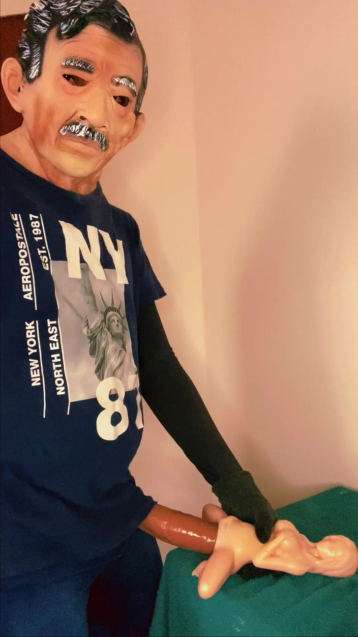 Greedy truck: Milf muž ve věku 76 let koupil svou první sexuální panenku...