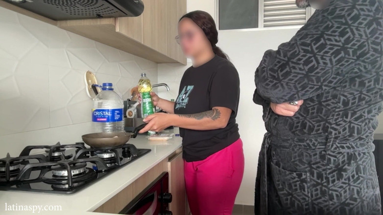 Time traveler: Část 1 lahodná mladá služka nechá jejího šéfa hrát si s jejími...