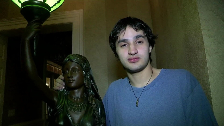 Private Society: Îngropată în țâțe mari