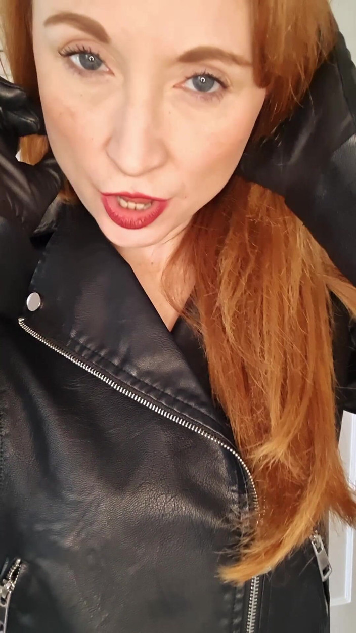 Lily kink: Donna Vestita Uomo Nudo MILF Vestita Di Pelle Istruzioni per...