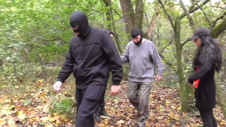 Femdom Austria: Chuveiro com mijo na floresta