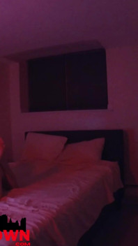 Une fille euphorique devient bizarre avec un bts de branchement