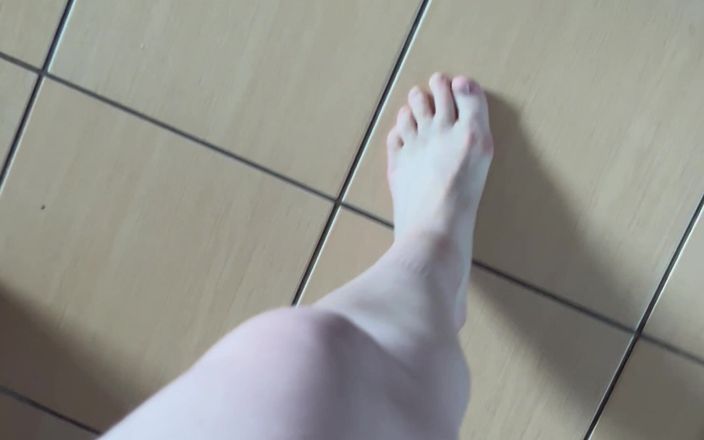 Feet: Punto de vista: camino descalzo