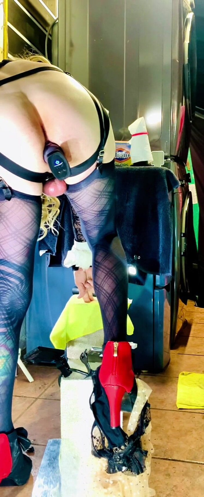 Benito414: Benito414 тинка транс трахает твою задницу в поясе целомудрия