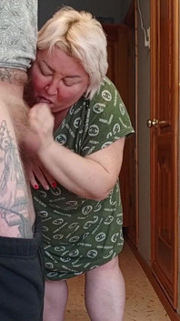 Sogra tem uma boca cheia de porra depois de se masturbar e boquete