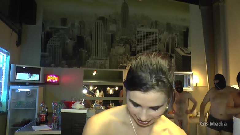 GangBang-Dream: Latin orta yaşlı seksi kadın ateşli boşalma için tamamen çıldırıyor