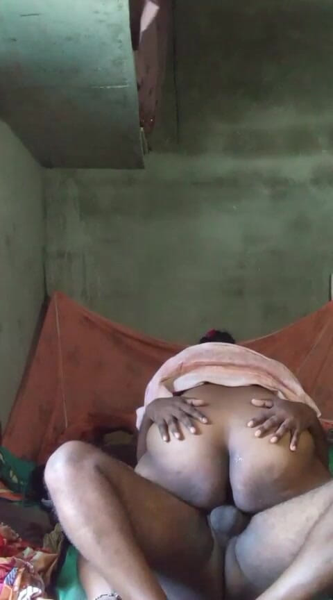 Auntixxx69: 私の最初の動画では、ハゲの兄が私のアソコを犯し、それをアソコにしました