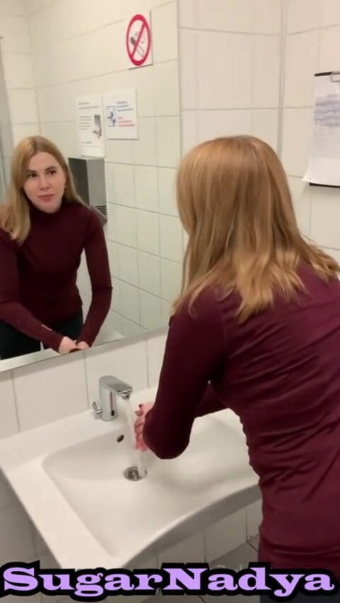 SugarNadya: SugarNadya ke saath havaee adde ke baathroom men gaya, use...