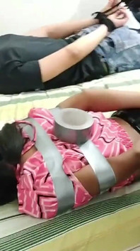 Pervertido jovem casal em cativeiro