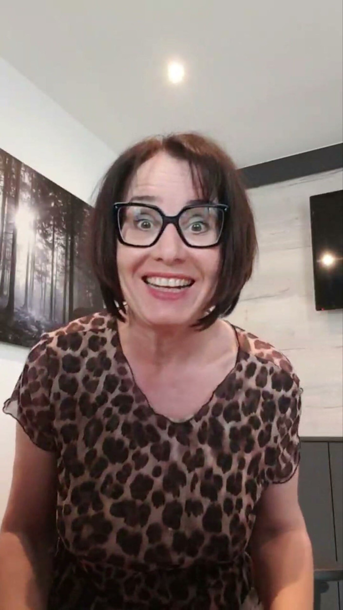 JulieEroticDress: Julie telanjang di kantor