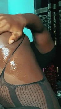 Nemohla jsem nechat svou bývalou, potřebovala jsem cítit, že je bbc v mém konečníku, tak jsem ho pozvala na surové anální bušení