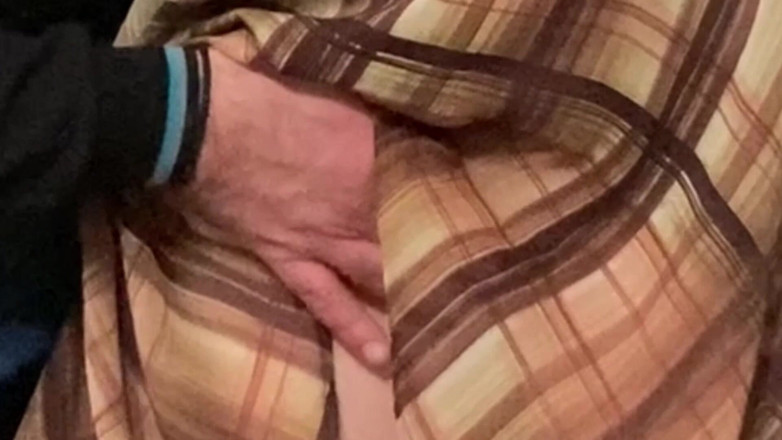 Niki studio: Nieznajomy poszedł za daleko, palcami mojej cipki w publicznym metrze