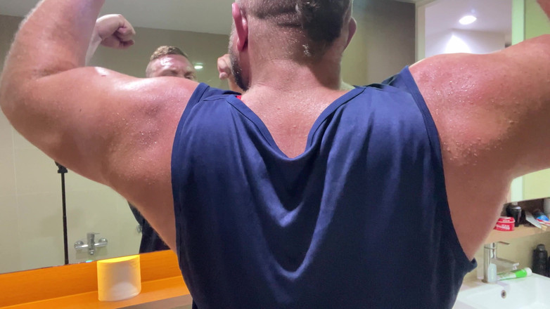 Jack stacked: Sich nach dem Fitnessstudio im Badezimmer biegen!
