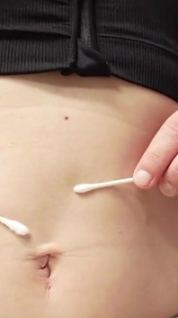 Schau zu, wie ich meinen Bauchnabel mit Q Tips &amp; meinem Finger ficke, ich wette, du wünsch dir, es wäre dein Finger.