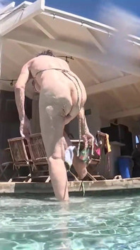 Tiros en la piscina sobre / bajo el agua y una ducha al aire libre larga y en cámara lenta