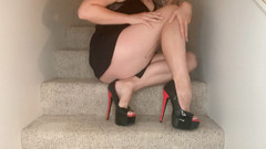 Deanna deadly: Schodiště k nebeským telatům, nohám a novým podpatkům škádlí