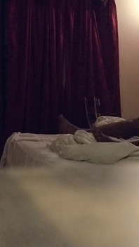 Cam2_ enfile un préservatif et chevauche une grosse bite en faisant du dirty talk