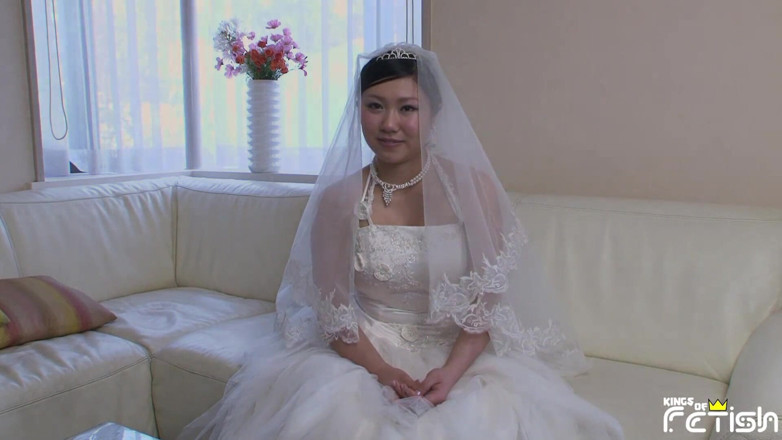 Pure Japanese adult video ( JAV): Японка в сукні нареченої смокче великий член і отримує сперму в рот після порноінтерв'ю
